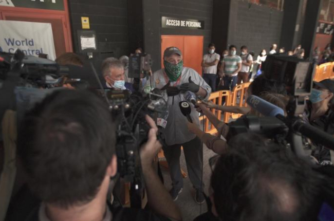 El cocinero José Andrés atiende a la prensa en el documental.
