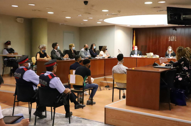 Tres dels condemnats, a la foto ahir al banc dels acusats, estan en presó preventiva.