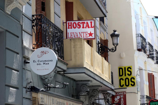 Vista del Hostal Levante en la calle Postigo de San Martín del distrito Centro de la capital.