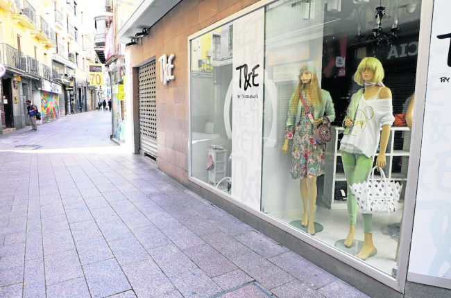 La principal artèria comercial de Lleida ciutat, l’Eix, ahir amb les botigues tancades i buida.