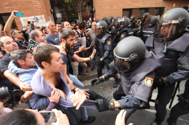 Imatge de les càrregues policials durant la celebració del referèndum de l’1-O a la Mariola.