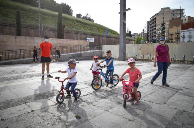 Els nens van prendre de nou ahir els carrers de Lleida, com aquests de la imatge amb les bicicletes.