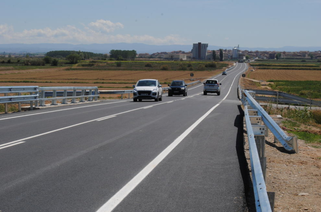 Els primers vehicles que ahir ja van circular per la carretera.
