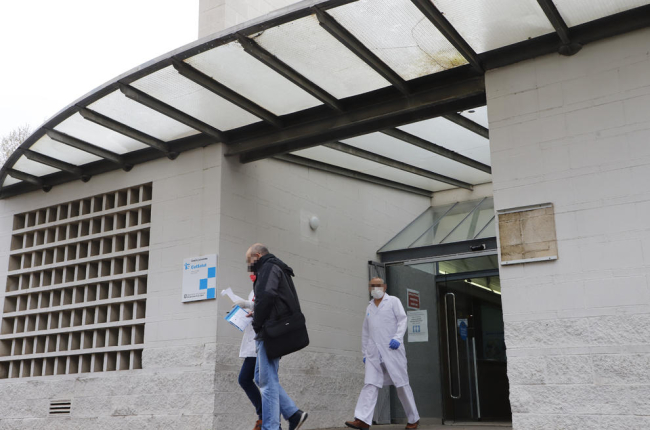 Imatge de l’exterior del CAP de Balàfia, amb pacients i personal sortint del centre.