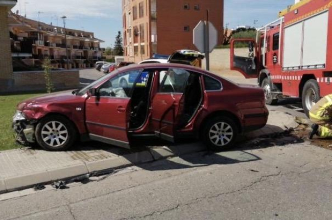 Un dels dos cotxes implicats en l’accident d’Agramunt (esquerra) i cues pel sinistre a l’autovia A-2 a Tàrrega.