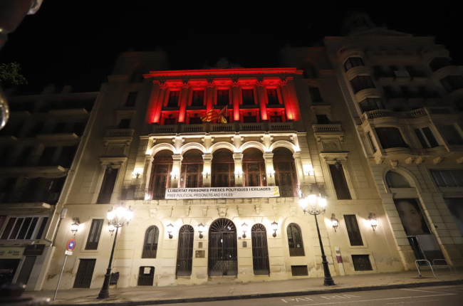 La façana de la Paeria es va il·luminar ahir a la nit de color roig.