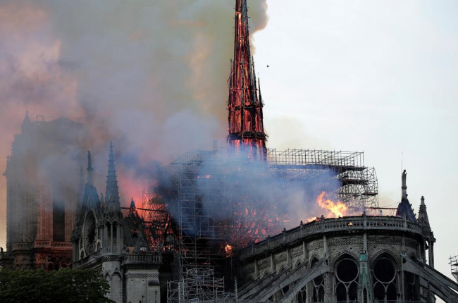 L’agulla central de Notre-Dame, durant l’incendi de l’any passat.