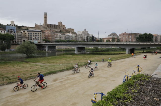 Varios ciclistas ayer por la canalización del río Segre.