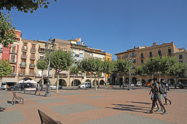 La plaça Mercadal de Balaguer, ahir a la tarda gairebé buida després d’anunciar-se les noves mesures.