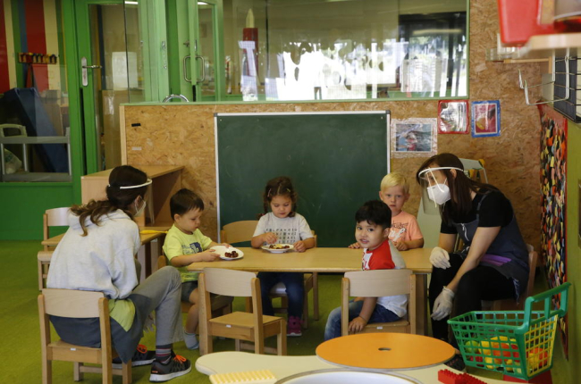 Niños ayer en la ‘escola bressol’ de Albarés.
