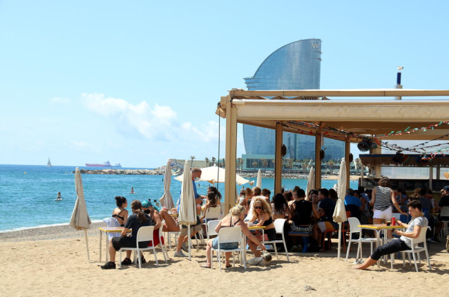 Un xiringuito de la platja de la Barceloneta, atracció ahir en una jornada marcada pel sol.