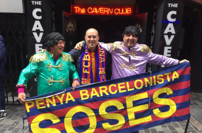 Joan Baqué y Josep Maria Ximeno, de la Penya Barcelonista de Soses, disfrazados de Beatles en The Cavern, con Xavi, de la Ciutat de Lleida.