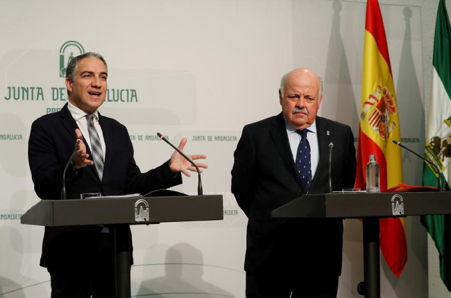 Los consejeros andaluces Elías Bendodo y Jesús Aguirre.