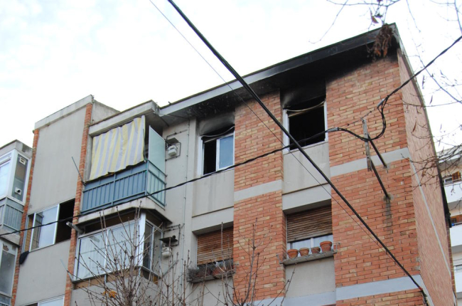 Ayer se hicieron los trabajos para apuntalar el piso quemado.