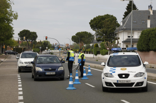 Un control de trànsit de la Guàrdia Urbana, ahir a l’avinguda Alcalde Rovira Roure.