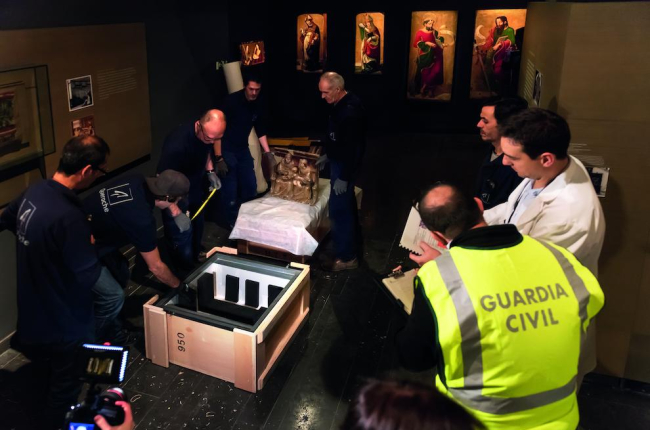 Embalatge d’obres al Museu de Lleida l’11 de desembre del 2017, sota el control de la Guàrdia Civil.