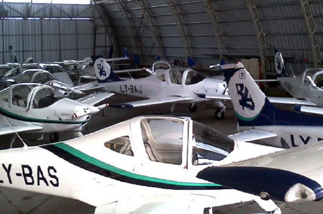 Aviones para prácticas de vuelos en el hangar de Alguaire.