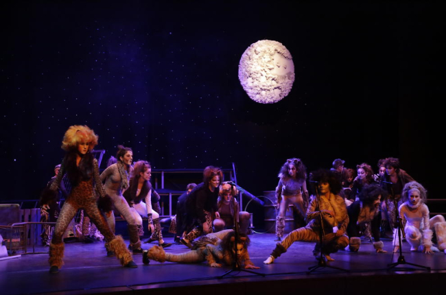 Momento de la representación de la obra ‘Gats’, ayer en el Teatre de l’Escorxador de Lleida. 
