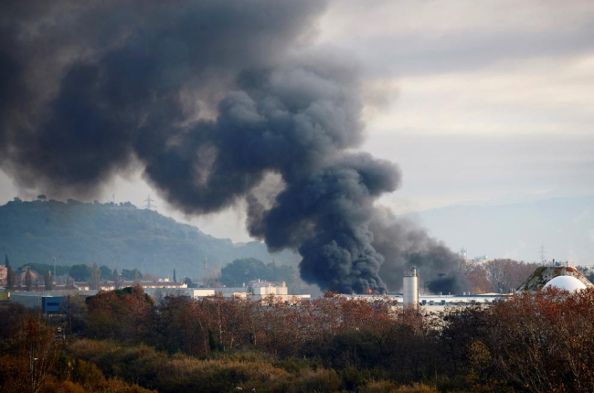 La columna de humo que generó el incendio, derivado de la combustión de químicos, pudo verse en un radio de 12 kilómetros.