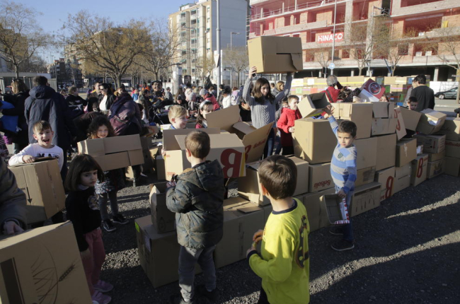 El pasado febrero, los vecinos de Cappont reivindicaron el instituto haciendo uno con cajas de cartón. 