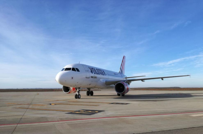 L’airbus de la companyia Volotea, ahir a l’aeroport d’Alguaire.