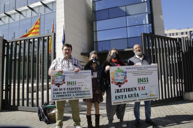 Participantes en la concentración ante el INSS de Lleida, ayer. 