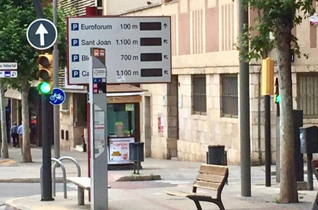 La Paeria de Lleida retira los paneles electrónicos que informaban sobre plazas de aparcamiento libres, en desuso hace años