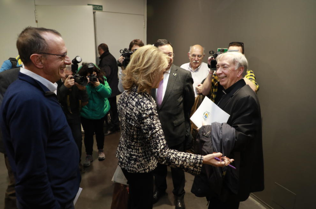 El bisbe de Lleida, saludant la consellera i l’alcalde al Museu de Lleida dimecres passat.