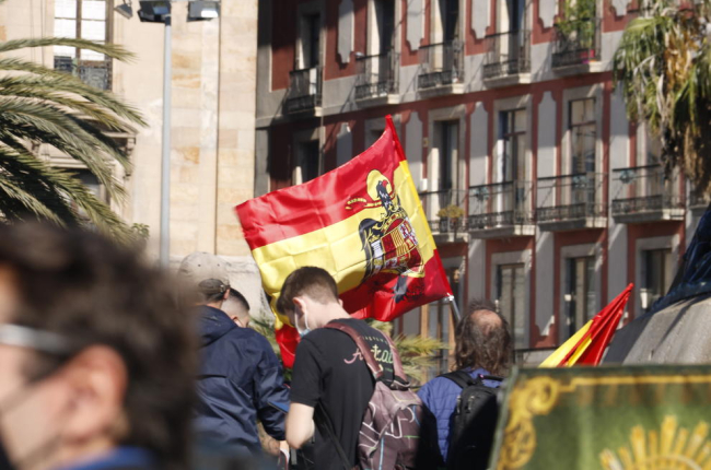 Manifestant amb la bandera franquista, ahir a Barcelona.