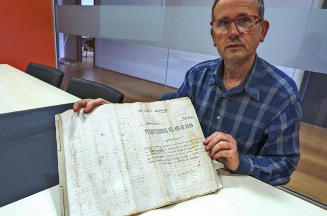 Ramon Gené amb el padró de finals del segle XIX.