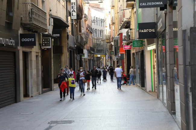 Vista de l’Eix Comercial de Lleida ahir a la tarda, amb alguns transeünts.