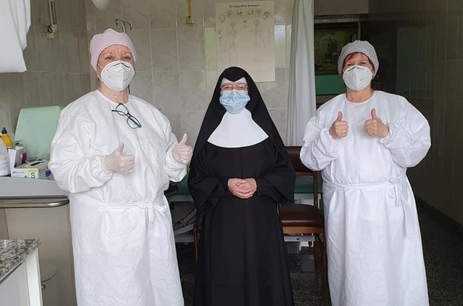 Les professionals sanitàries, amb la mare superiora de la Llar de Sant Josep de la Seu.
