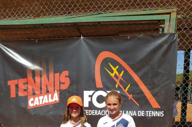 Las dos tenistas del CN Lleida con el trofeo conseguido.