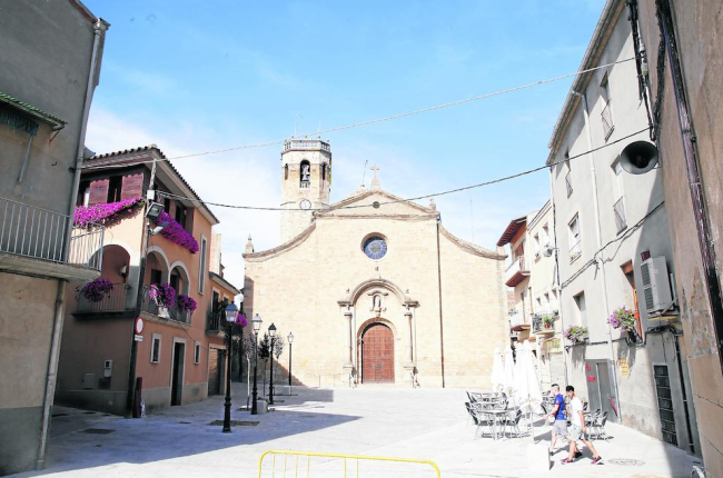 Imatge d’arxiu de la renovada plaça de l’Església de la Transfiguració de Juneda.