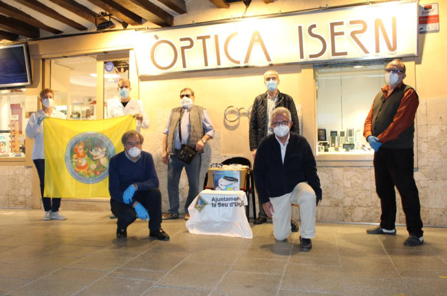 Momento de la entrega de las gafas, ante la Òptica Isern de la capital del Alt Urgell.