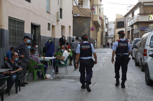Imatge d’una patrulla d’agents dels Mossos d’Esquadra ahir a la tarda a Aitona.