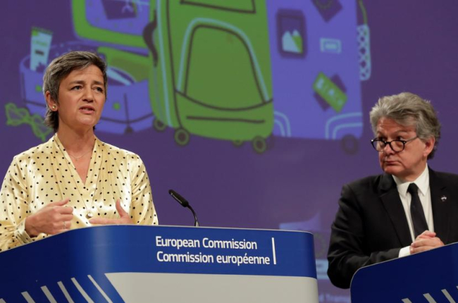La Comissió Europea va recomanar ahir reobrir fronteres i ajudar el turisme.