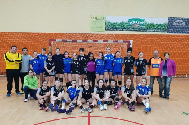 Las jugadoras del juvenil de la Associació y de Les Franqueses en el partido de la primera vuelta.