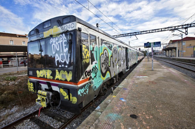 Uno de los trenes Cervera-Lleida afectados por la acción de grafiteros.
