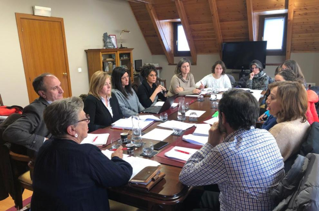 Imagen de la reunión para presentar el proyecto Kiva en Aran. 