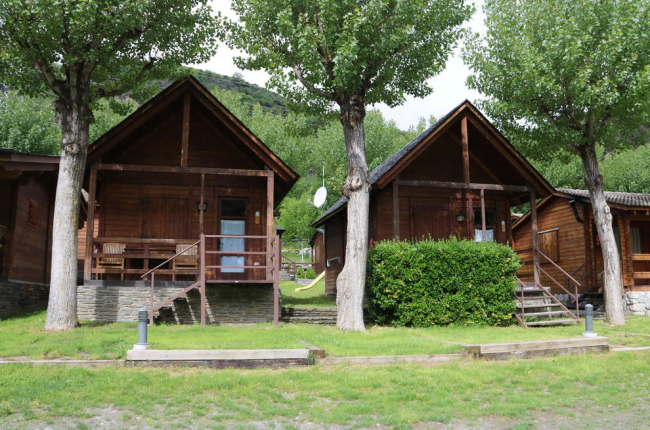Dos bungalous a un càmping de la Guingueta d'Àneu, al Pallars Sobirà.