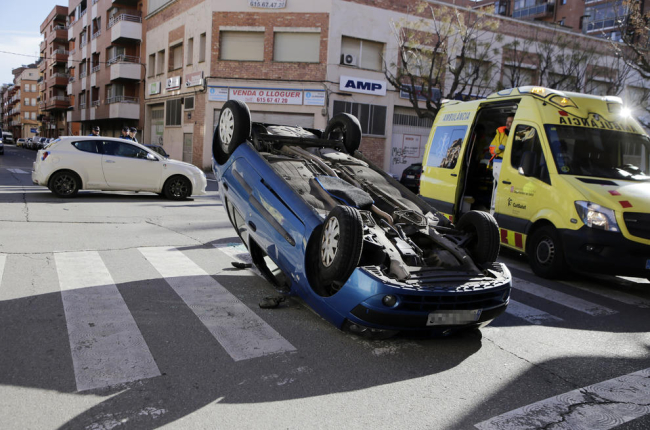 Ferit un conductor en un aparatós xoc al carrer Tarragona