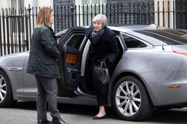 La primera ministra británica, Theresa May, llega al número 10 de Downing street en Londres.