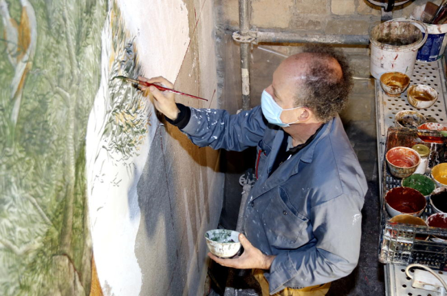 L'artista Josep Minguell pintant un mural a l'ermita del parc de Sant Eloi de Tàrrega.