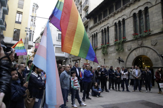 Imagen de la movilización convocada el año pasado en el Día Internacional contra la LGTBIfobia en la plaza Paeria de Lleida.