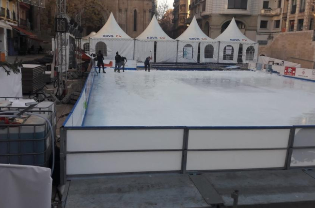 Desmontan la pista de patinaje sobre hielo de la plaza Sant Joan