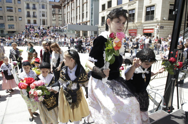Desenes de persones entre grans i petits van participar en l’ofrena floral al patró de la ciutat, Sant Anastasi, ahir a la plaça Sant Joan.