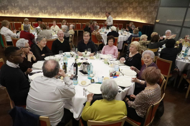 El restaurant El Mirador dels Camps Elisis va acollir el dinar per combatre la solitud de la gent gran.