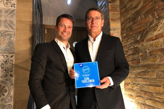 Jordi Tamayo entregó la distinción a José Luis Solans.