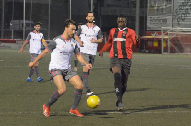 Una acció del partit d’ahir entre l’EFAC i el Gavà al Municipal Ramon Farrús.